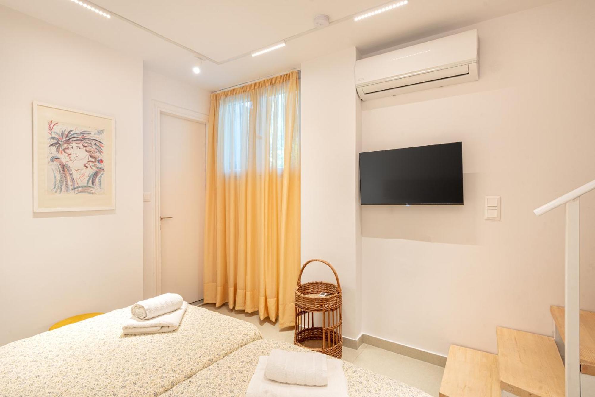 Apartment Blue & White Velvet 20m From The *